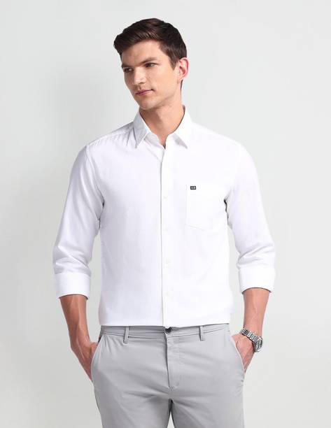 Men Slim Fit Solid Cut Away Collar Casual Shirt