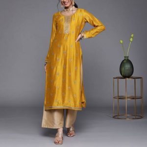 Women Embellished Silk Blend Straight Kurta